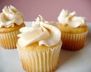 vanilla-cupcakes-frosting